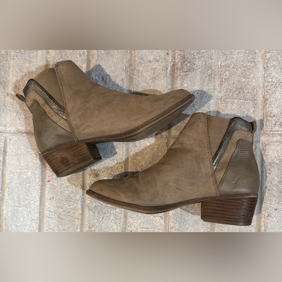 Boots​ - Picture 2 of 12